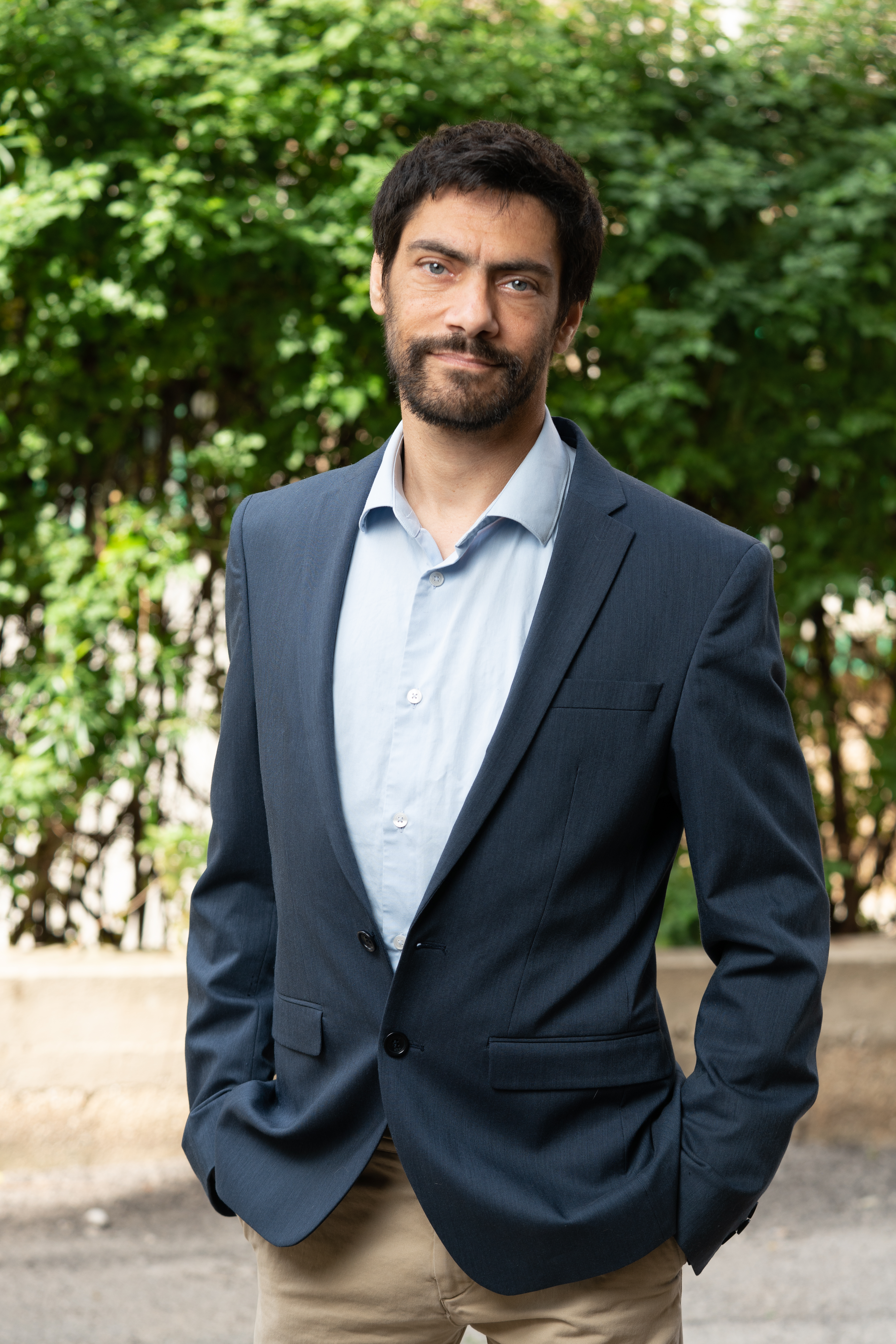 מצולם לבוש אלגנטי מצולם על רק ירוק