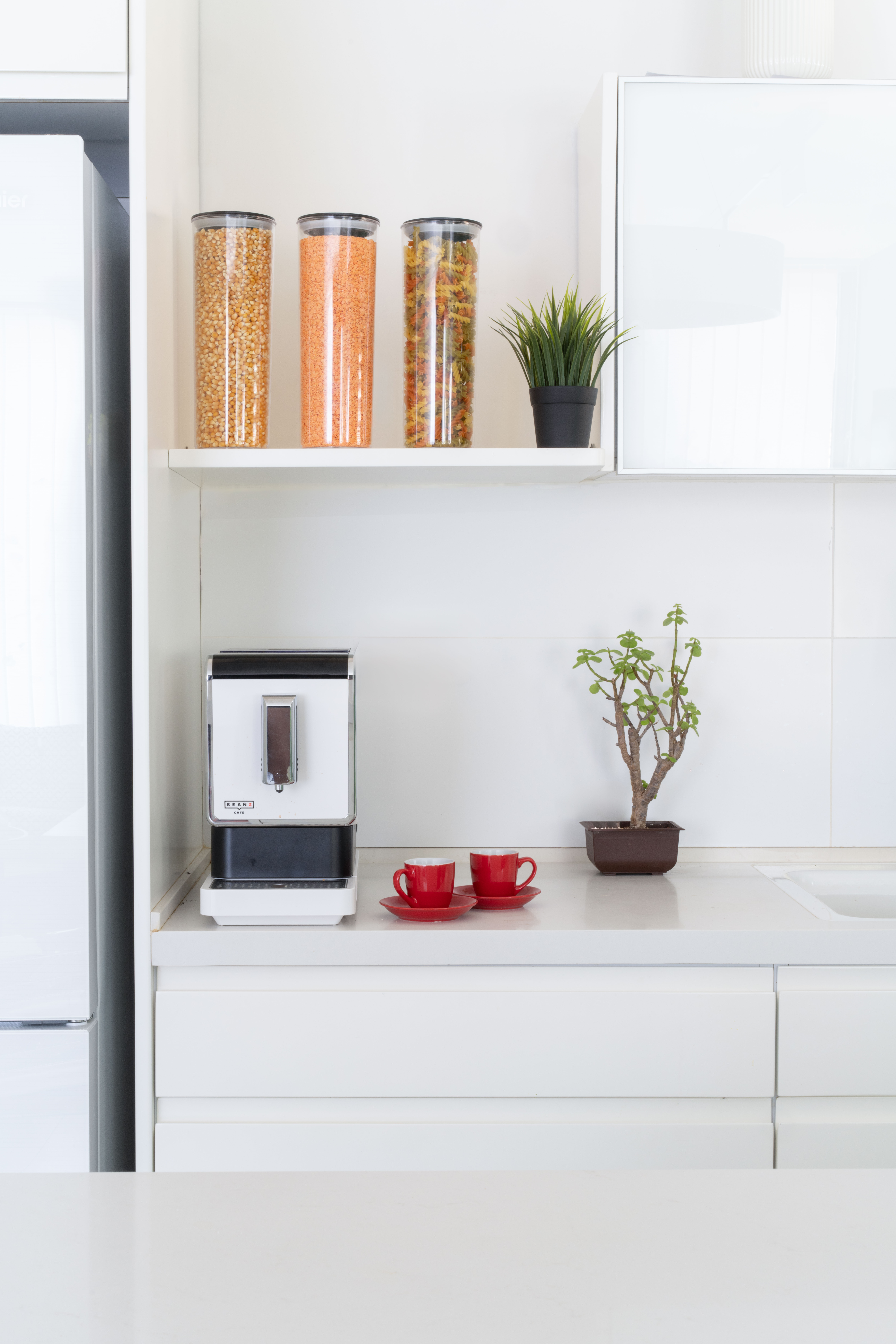 נישה מטבח בגוונים בהירים לבנים