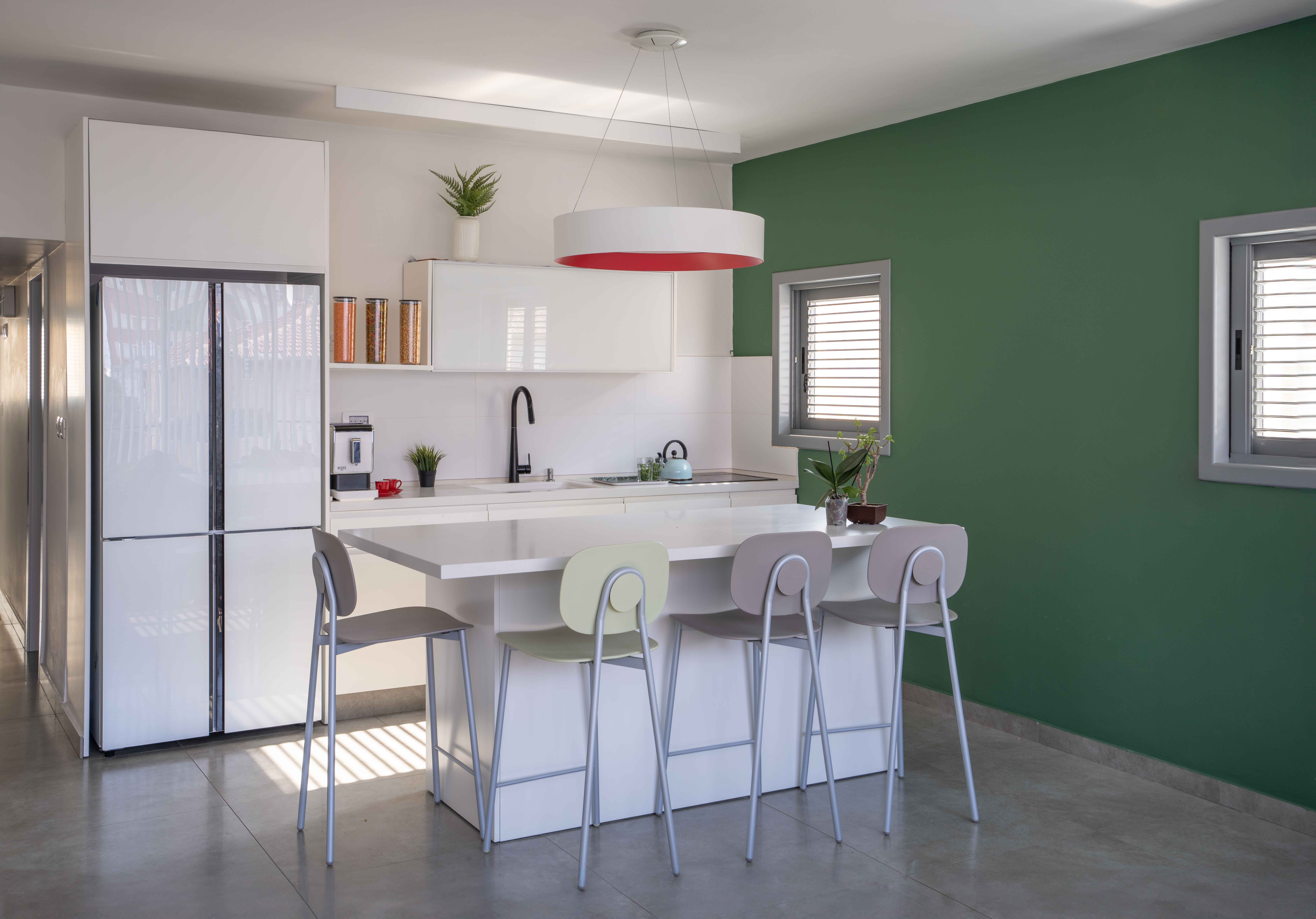 מטבח בגוונים בהירים לבנים קיר ירוק