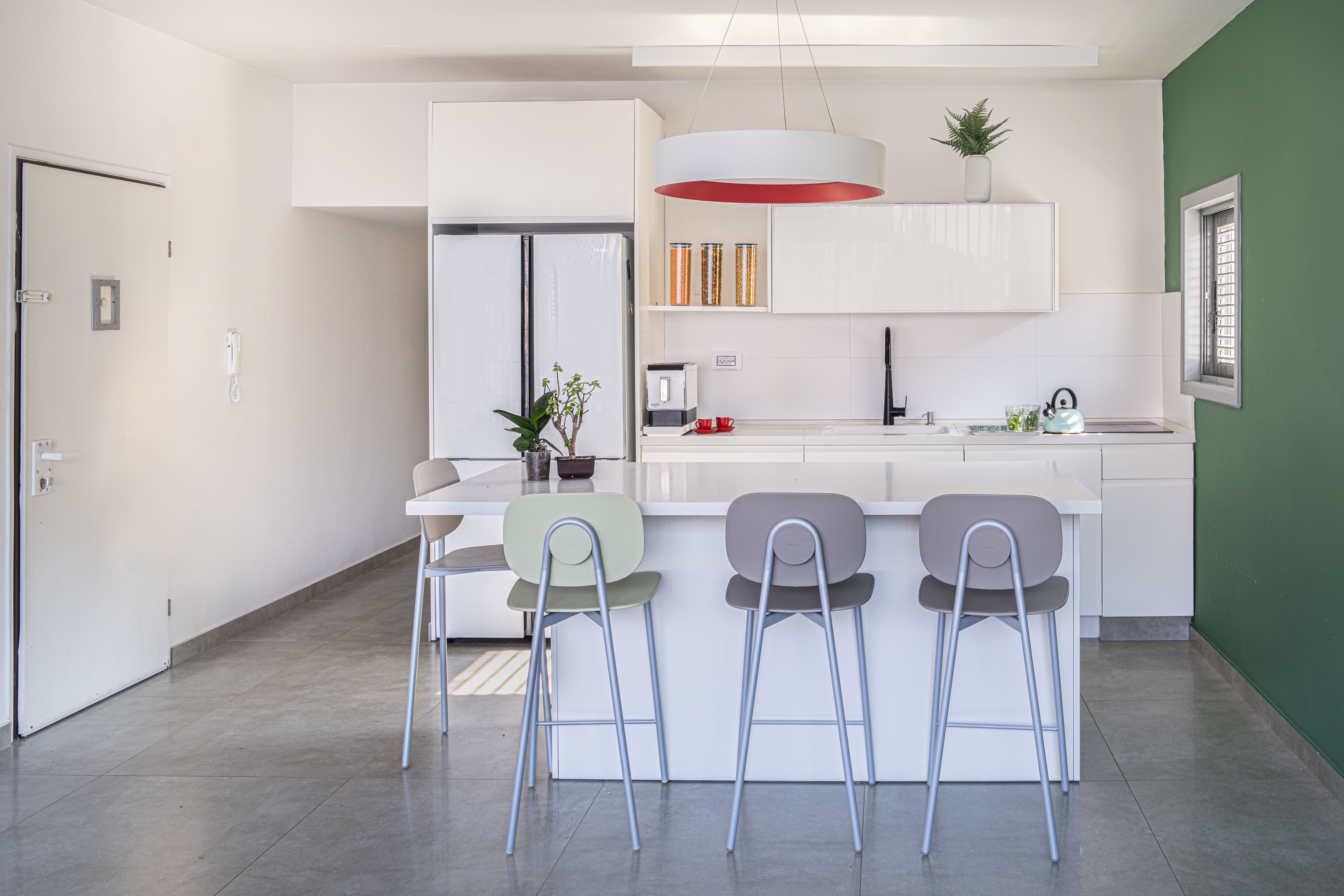 מטבח בגוונים בהירים לבנים