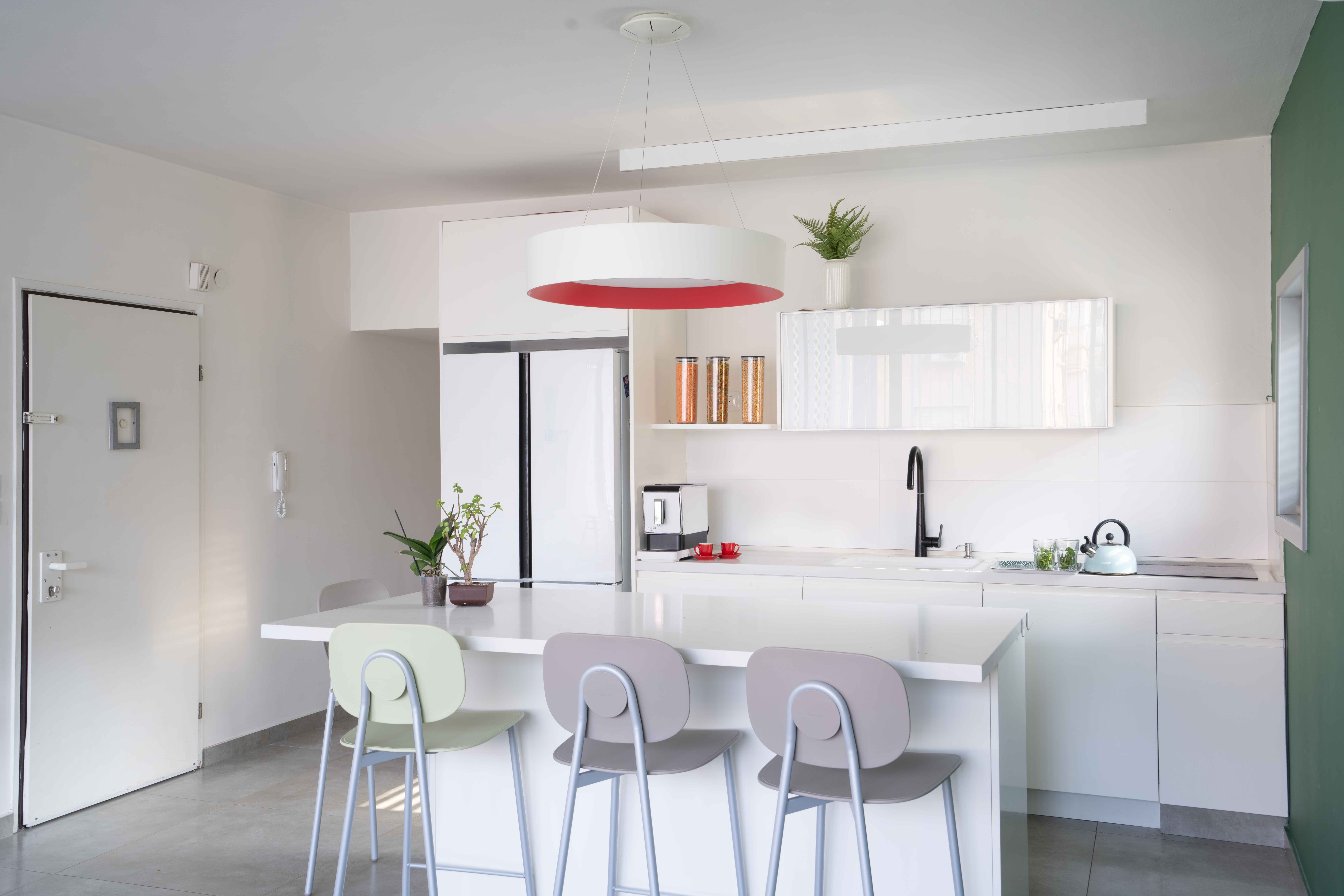 ה מטבח בגוונים בהירים לבנים