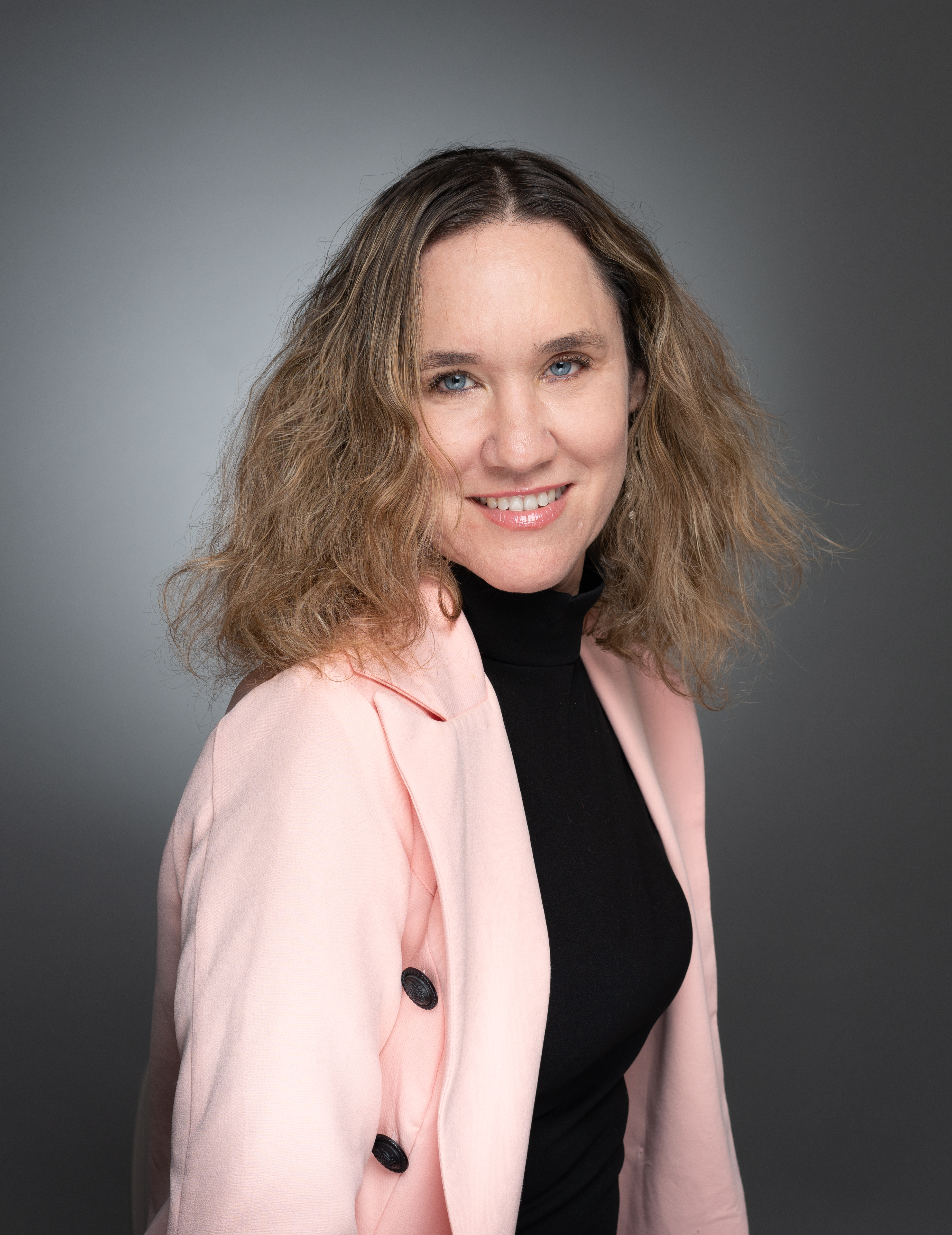 מצולמת לובשת ג'ארט ורוד ורקע כהה