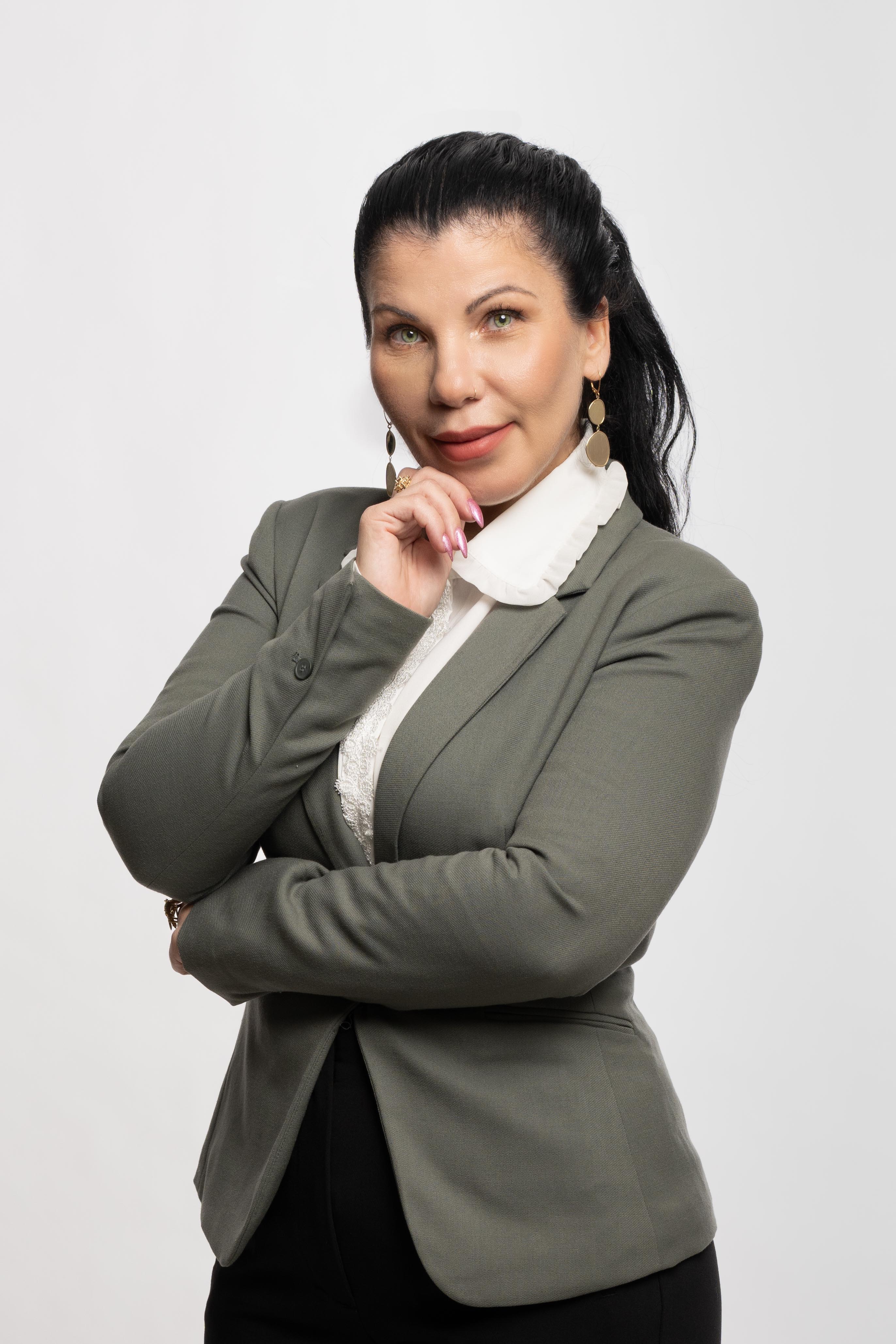 תמונת תדמית של בחורה עם ג'אקט אפור וחולצה לבנה