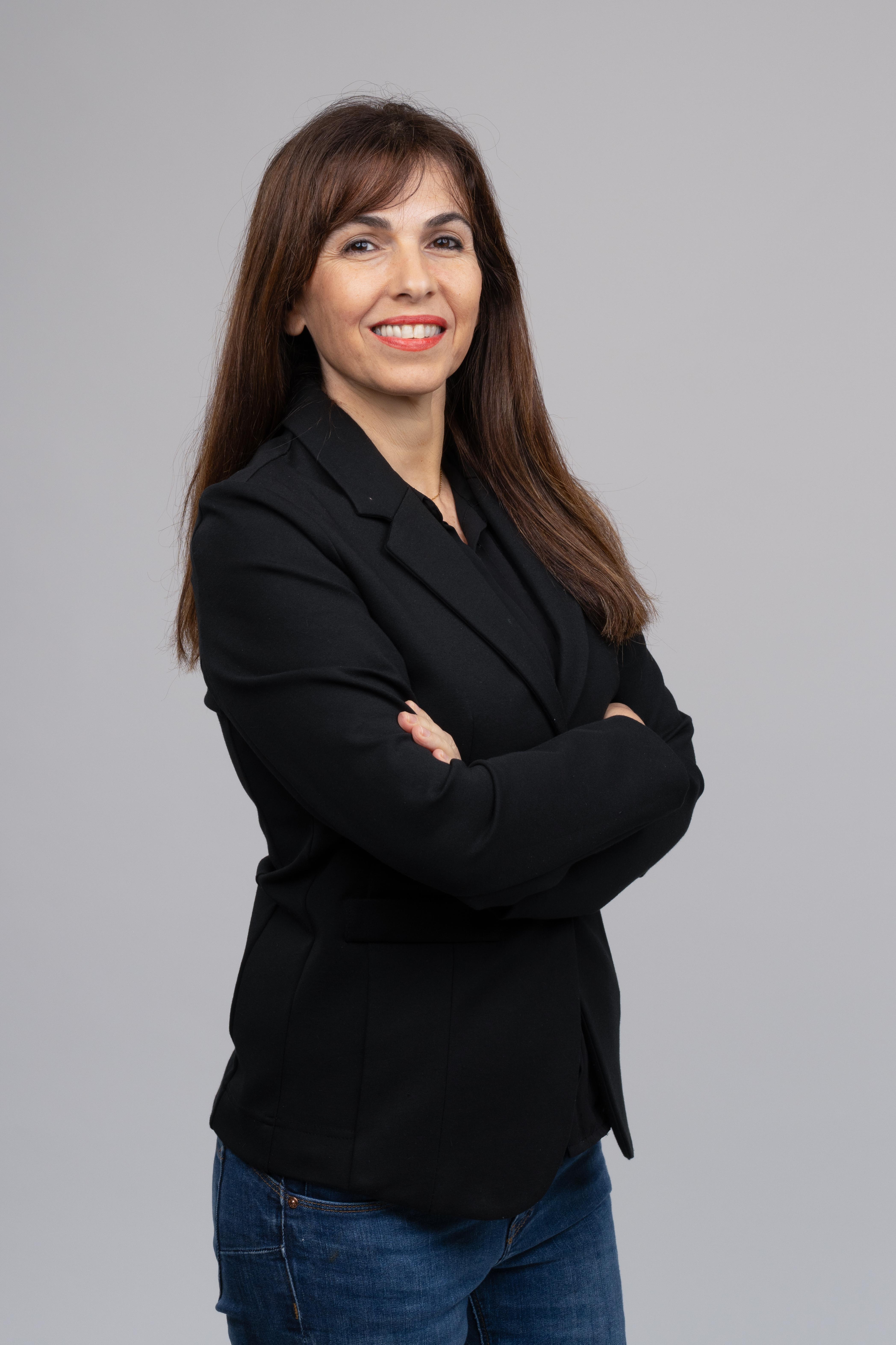 תמונת תדמית של בחורה עם ג'אקט כהה משלבת דיים