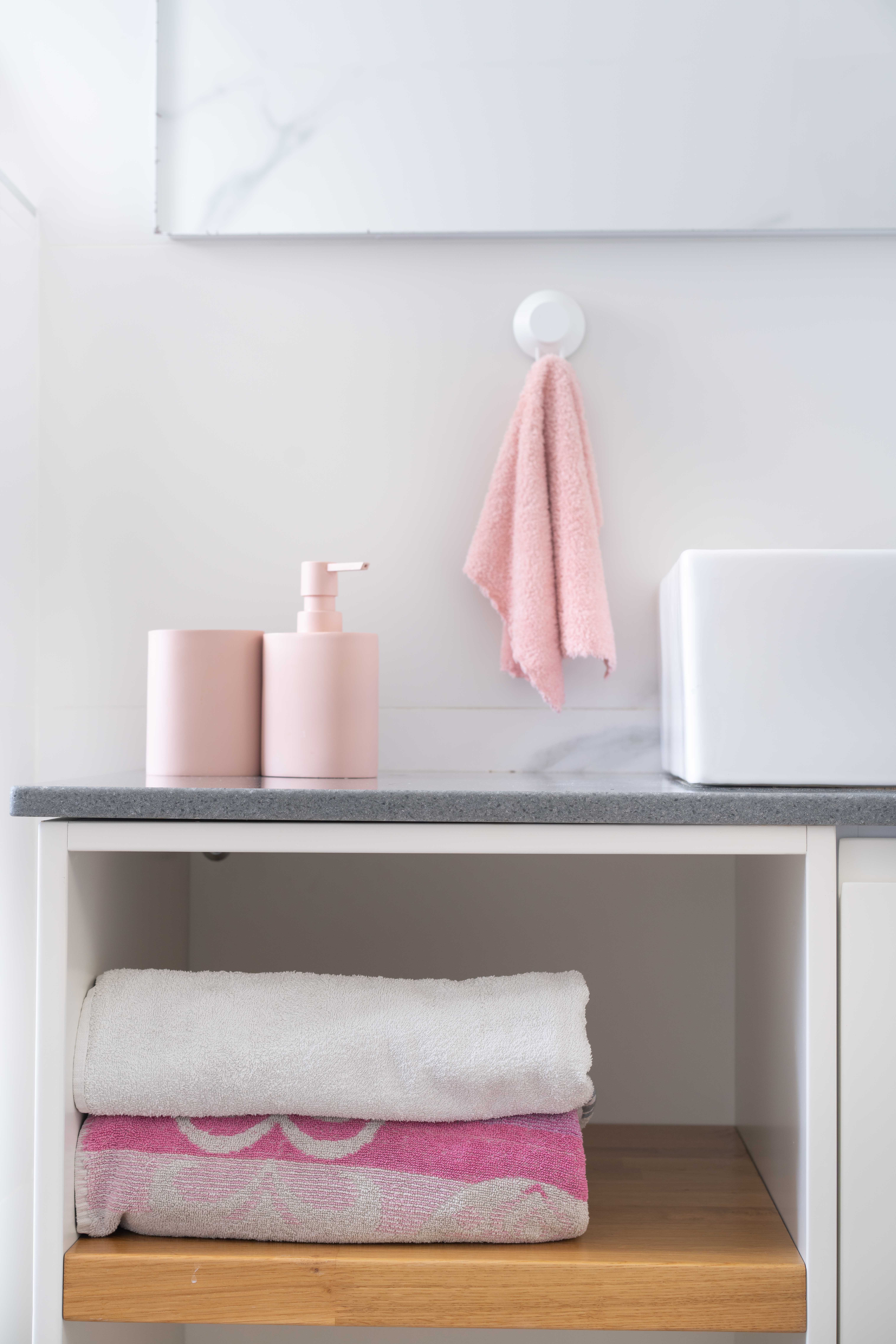 קלוז אפ ארון באמבטיה