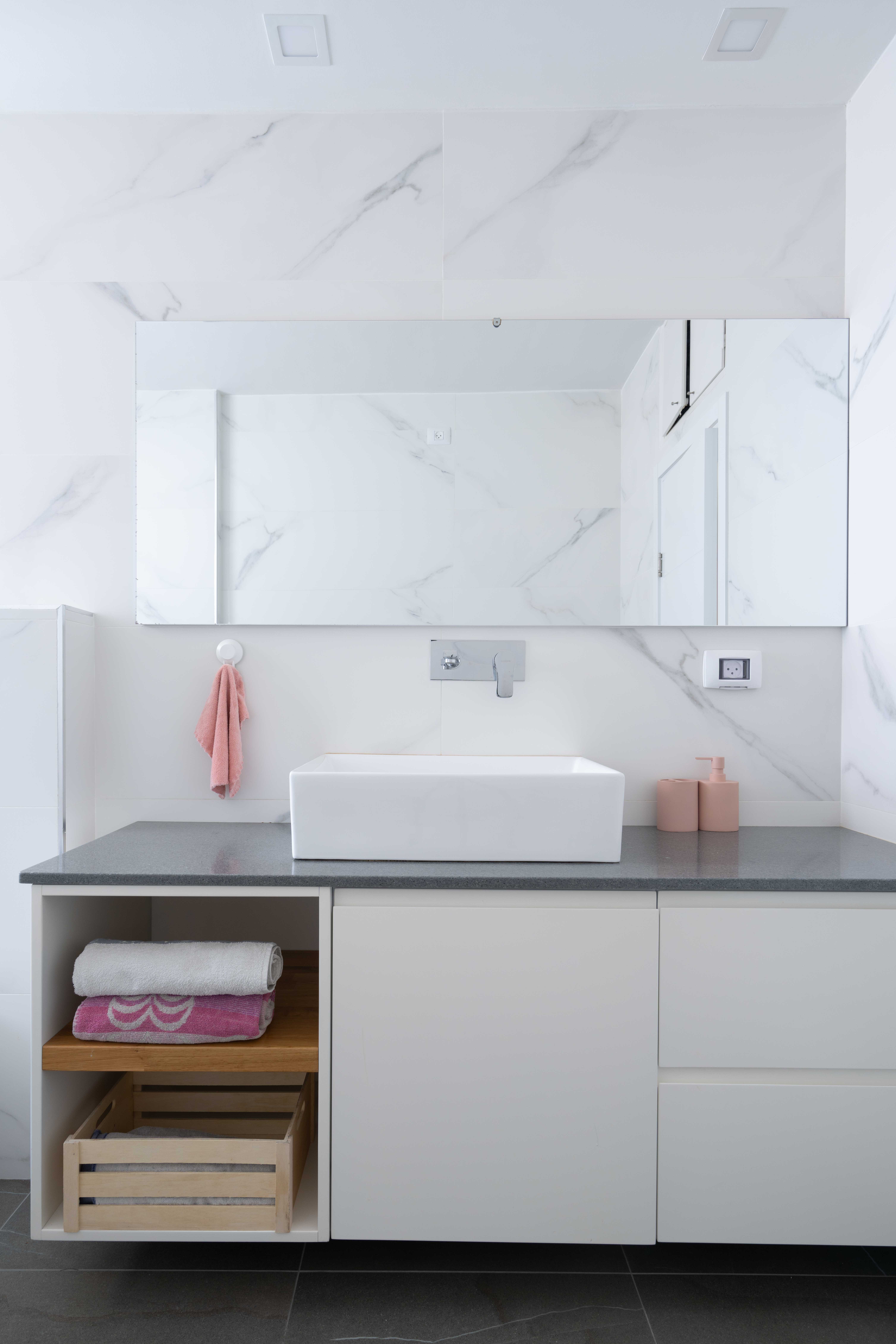 ארון וכיור בחדר רחצה בזווית פרונטלית