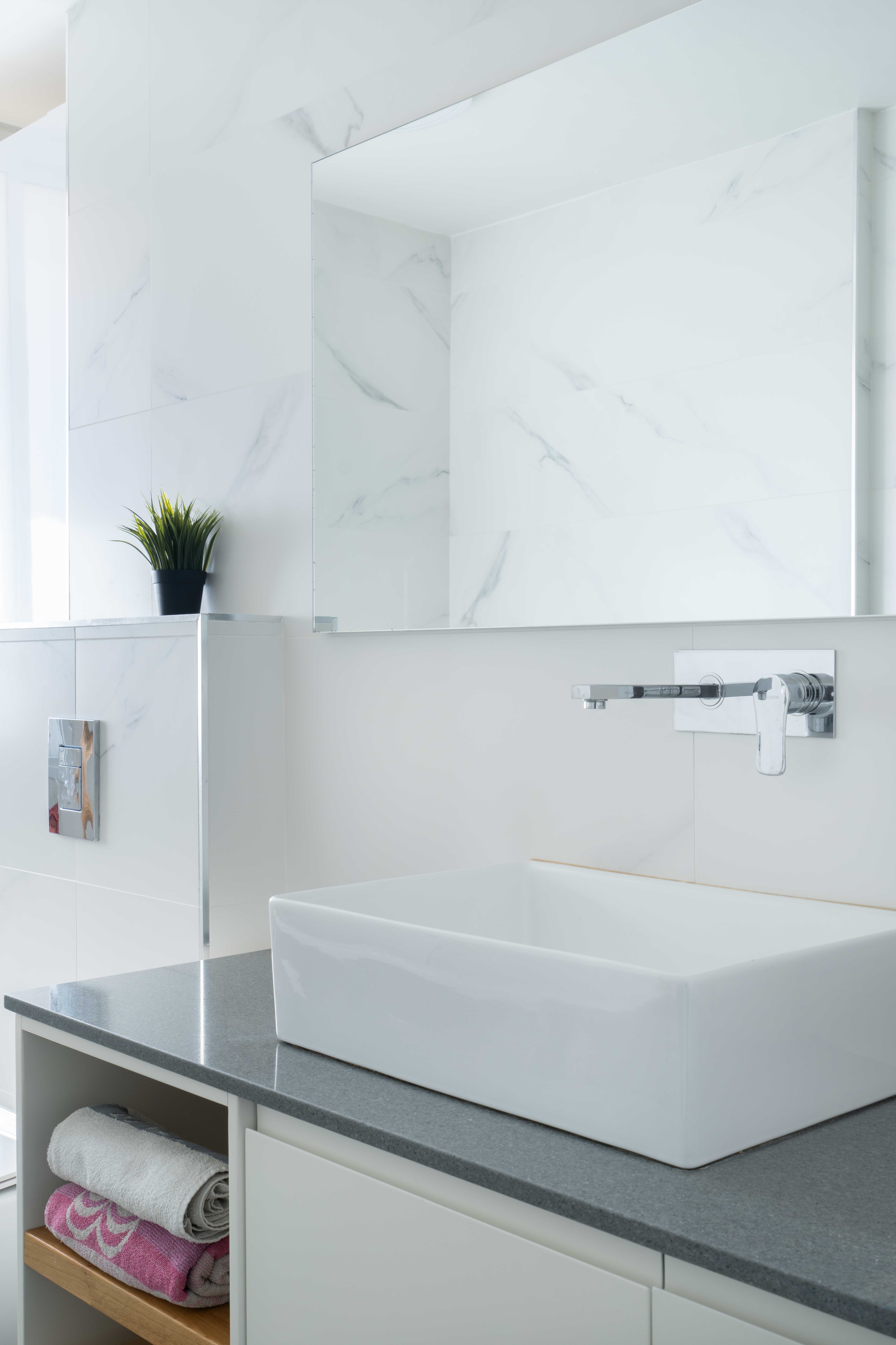 ארון וכיור בחדר רחצה בזווית אלכסונית