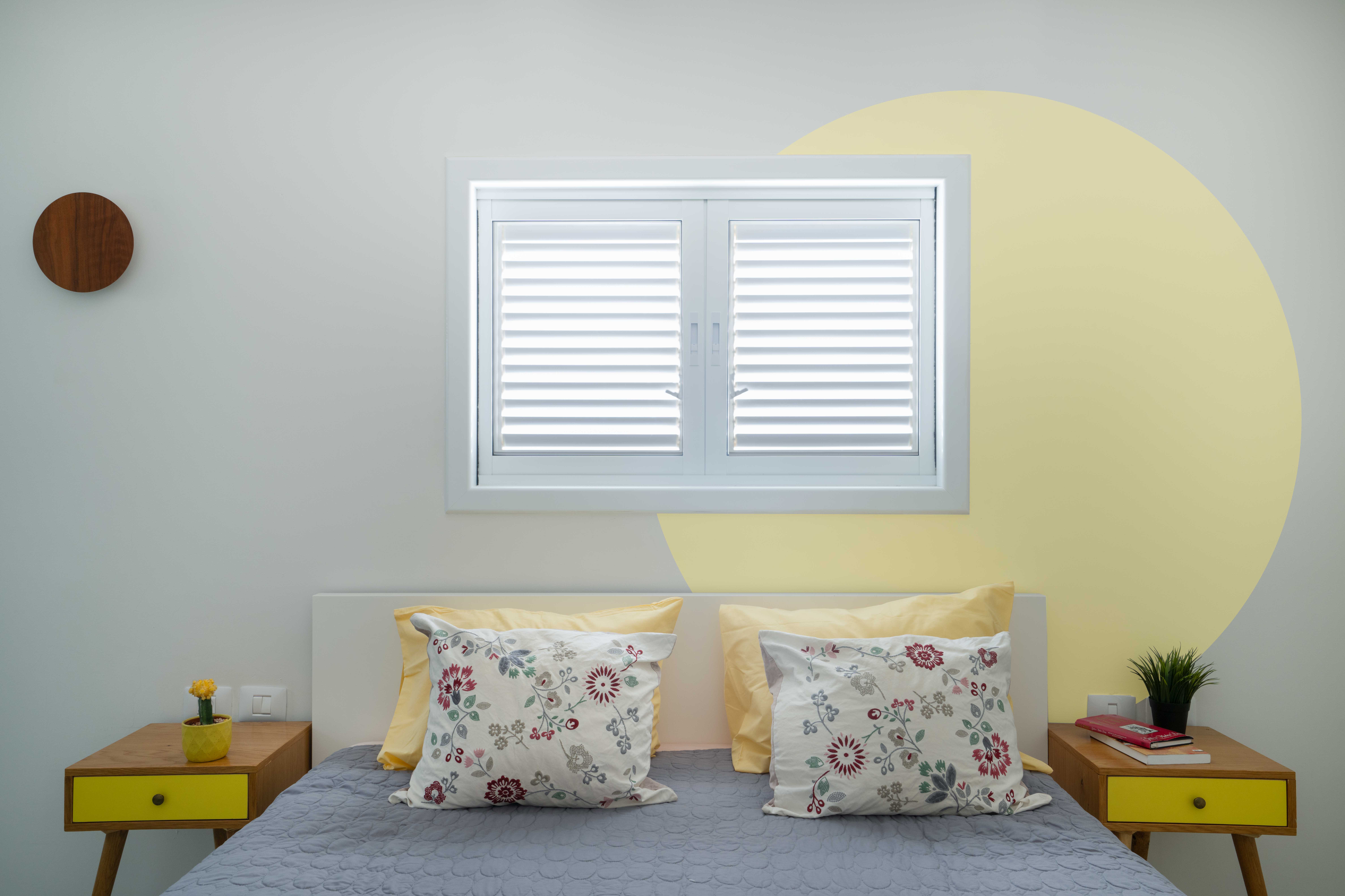 מיטה בחדר שינה