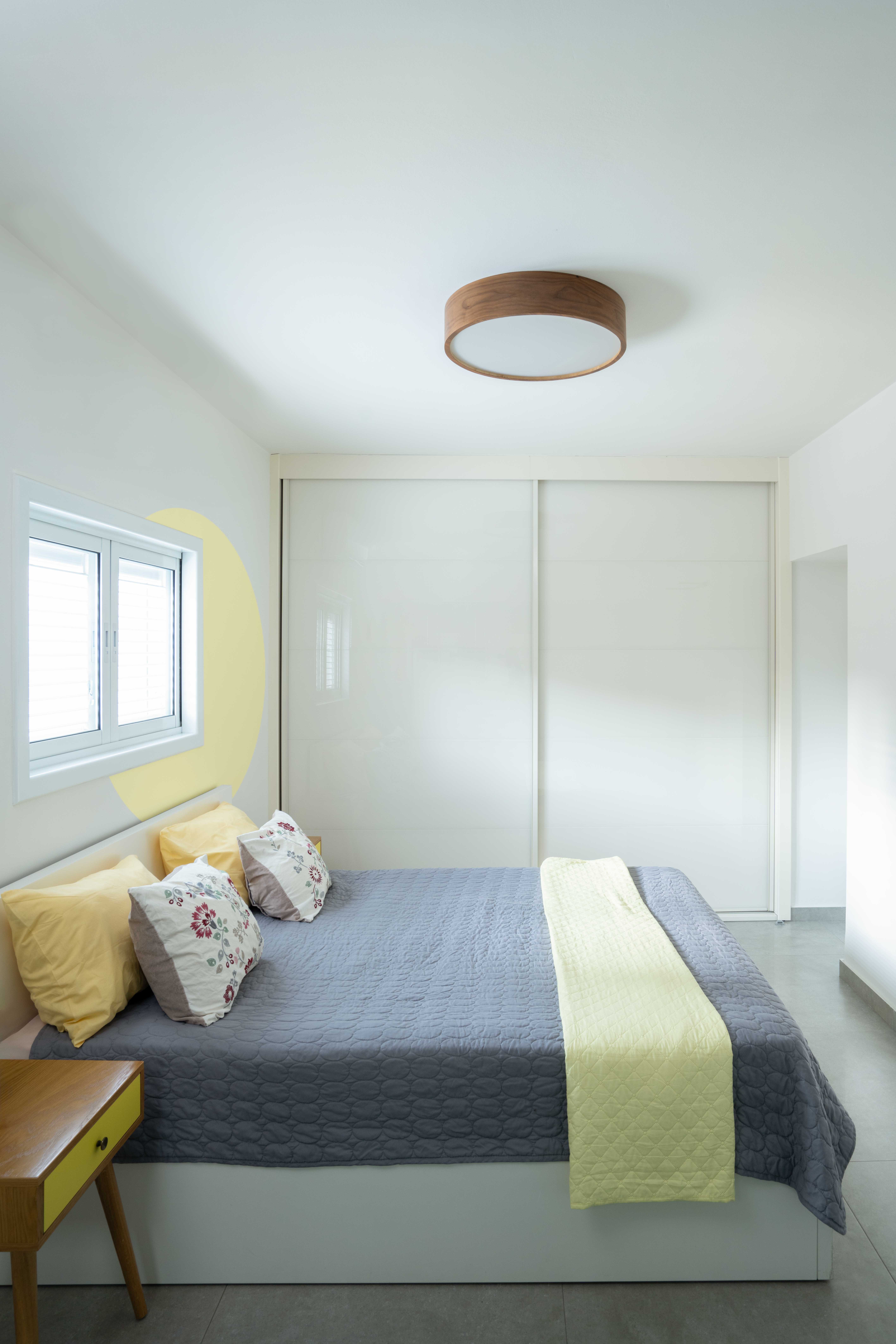 מיטה בחדר שינה עם ארון קיר