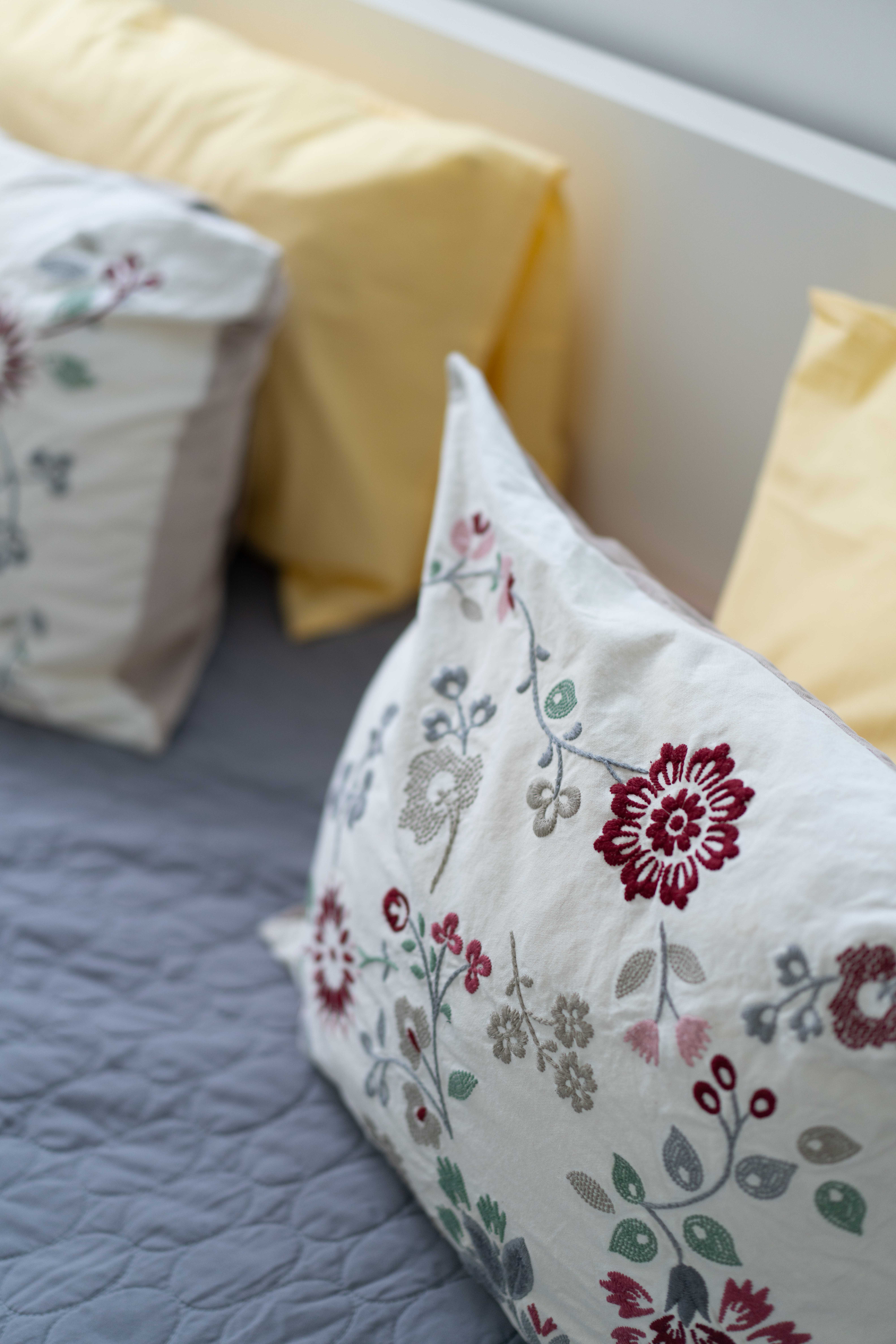 קלוז כריות מיטה בחדר שינה