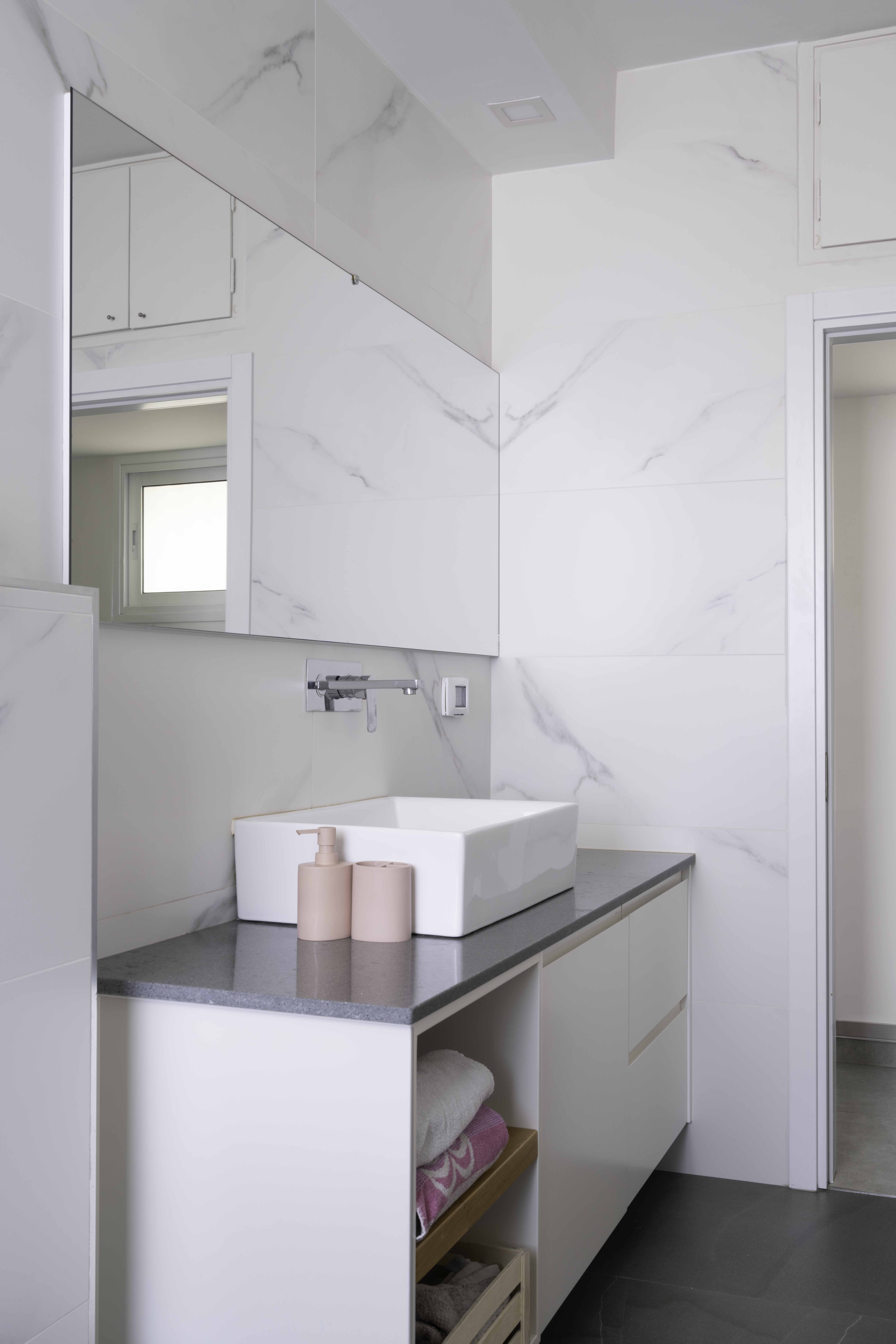 ארון וכיור בחדר רחצה בזווית אלכסונית