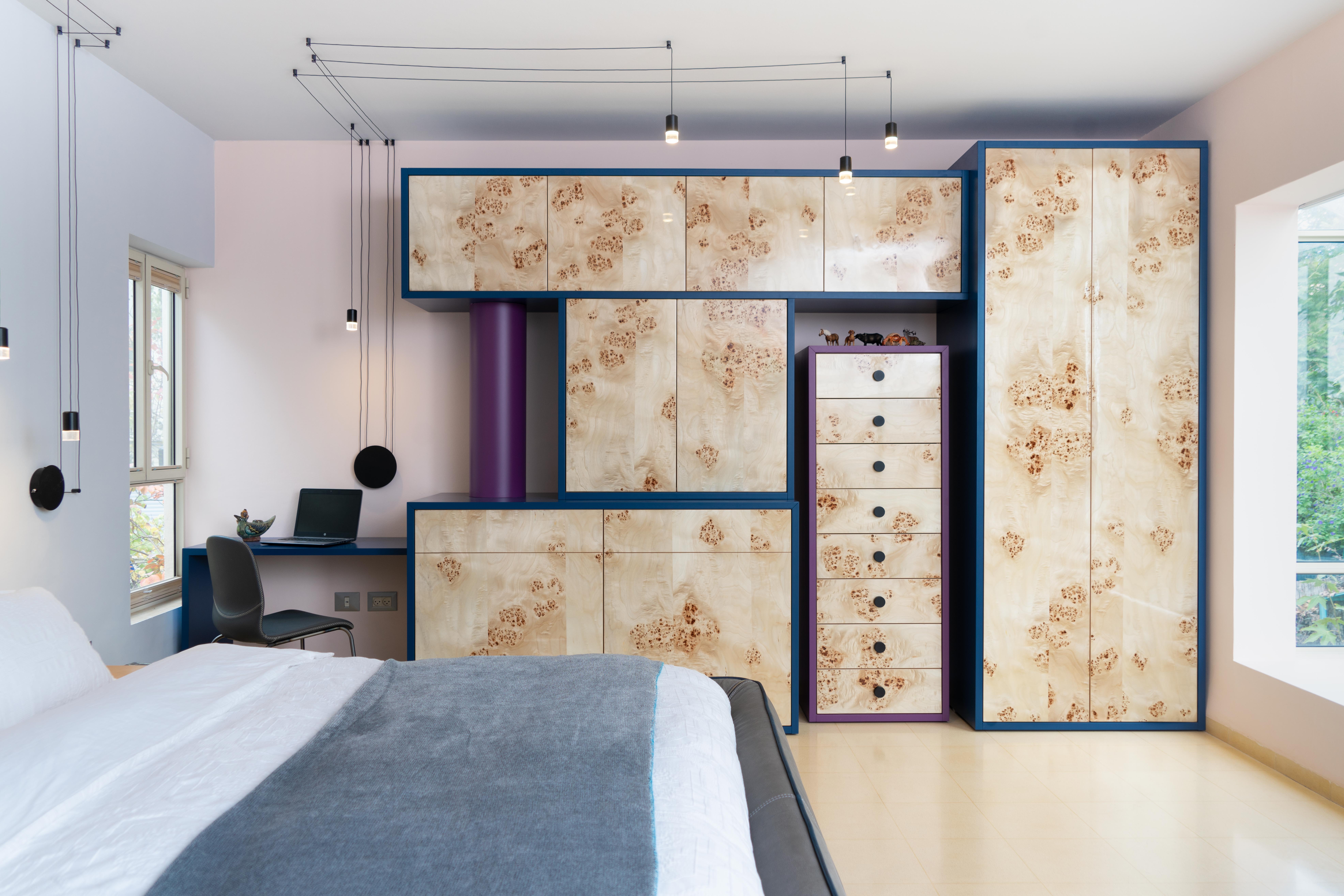 מיטה מבודרת וארון קיר מעוצב בחדר שינה