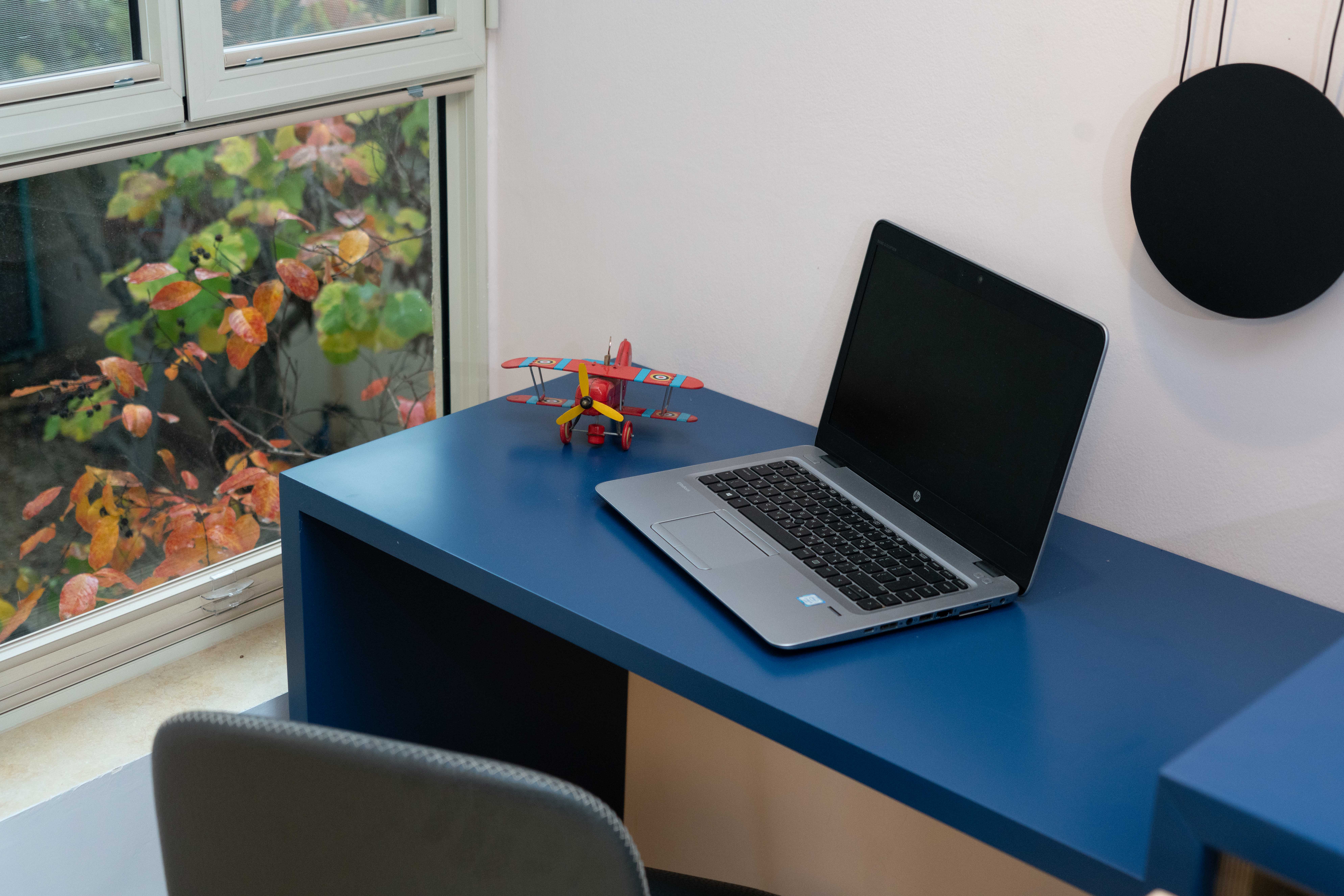 שולחן כתיבה בחדר שינה